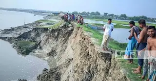 ভাঙনের মুখে কুড়িকাহুনিয়ার বেড়িবাঁধ, গ্রাম বাঁচাতে স্থানীয়দের লড়াই